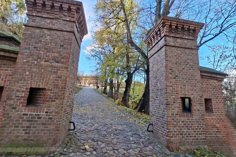 Ceglane wieżyczki bramy fortu na Górze Gradowej