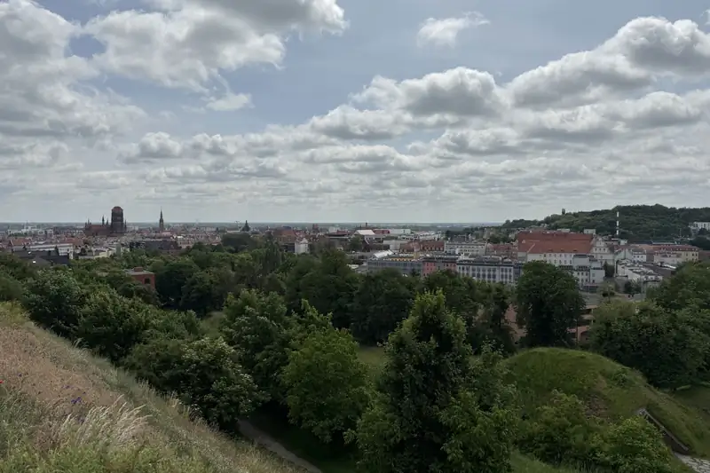 Panorama Gdańska z Góry Gradowej, w tle wieże Głównego Miasta